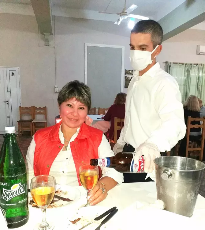 Hernán Ghilardi sirviendo un comensal en su pueblo natal. FOTO M. MATUK