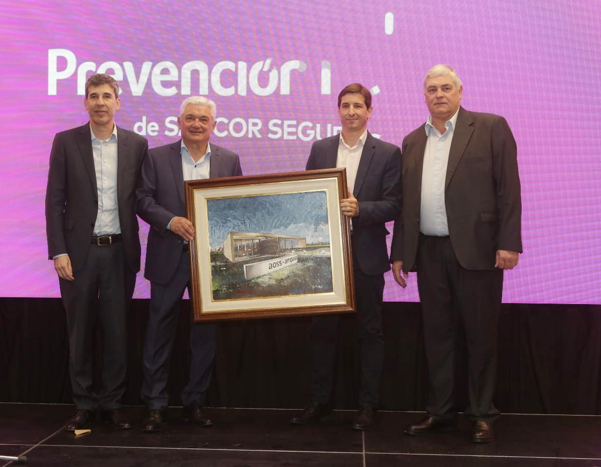 distinción AOSS (Asociación de Organizadores de Sancor Seguros) y José María Loughlin, AMPASS (Asociación Mutual de Productores Asesores de San