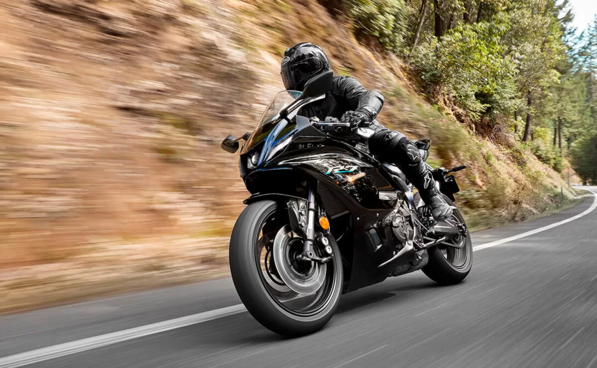 Yamaha-R7-2022-negra1