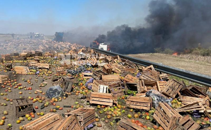 Camion volcado con tomates