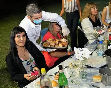 Hernán Ghilardi Atendiendo fiesta de graduación, cumpliendo con estricto protocolo FOTO L. ARCUSIN