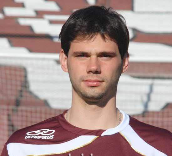 DELANTERO. Roberto Mauro Drovetta posando en un entrenamiento con la casaca de Lanús.