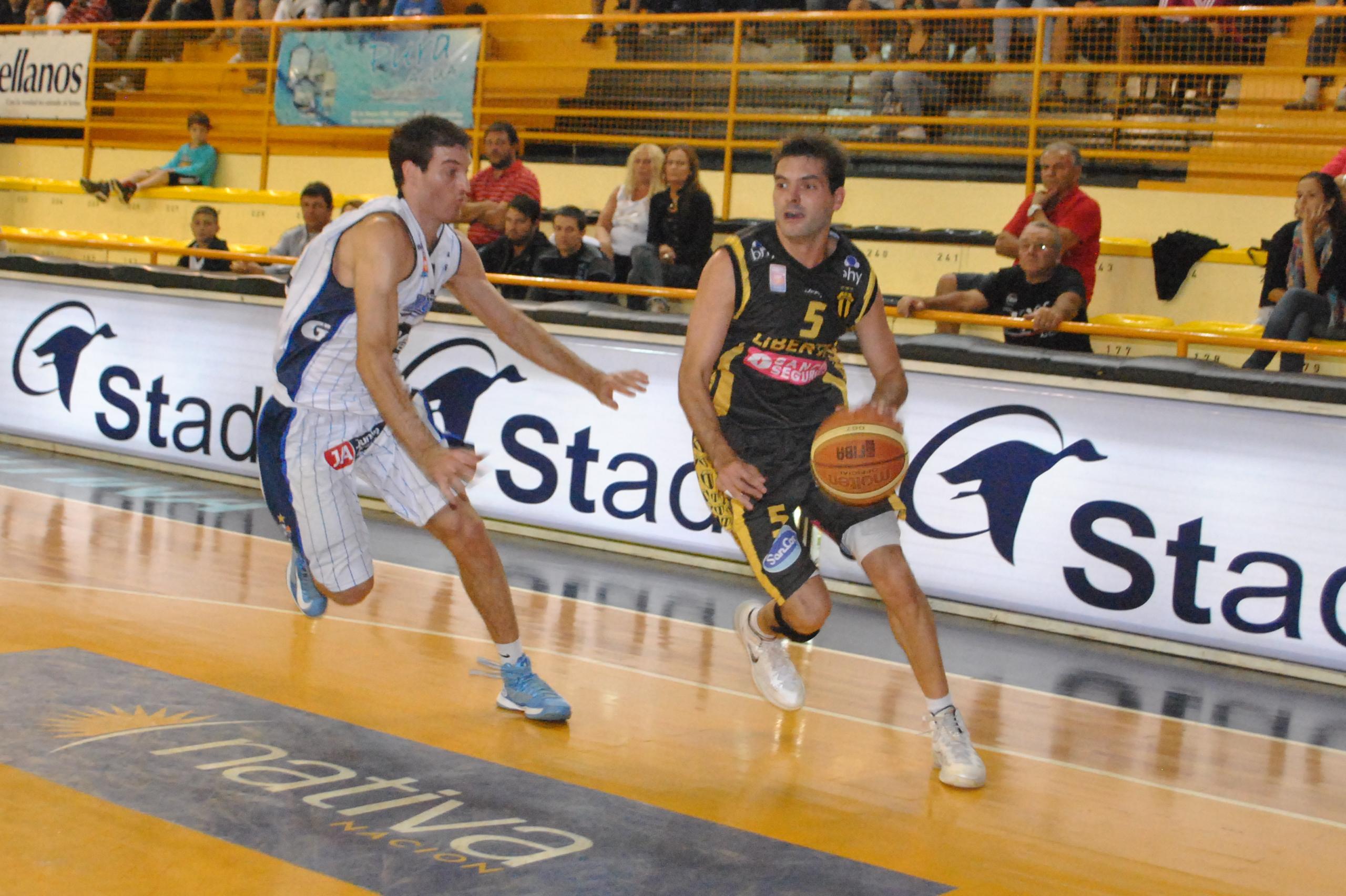 NO BASTÓ. García la rompió con 32 puntos, pero Libertad perdió lo localía ante Argentino.