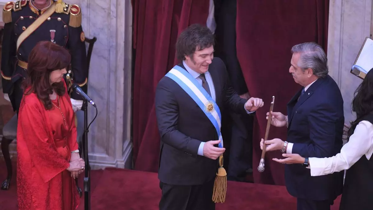 Javier Milei recibiendo los atributos