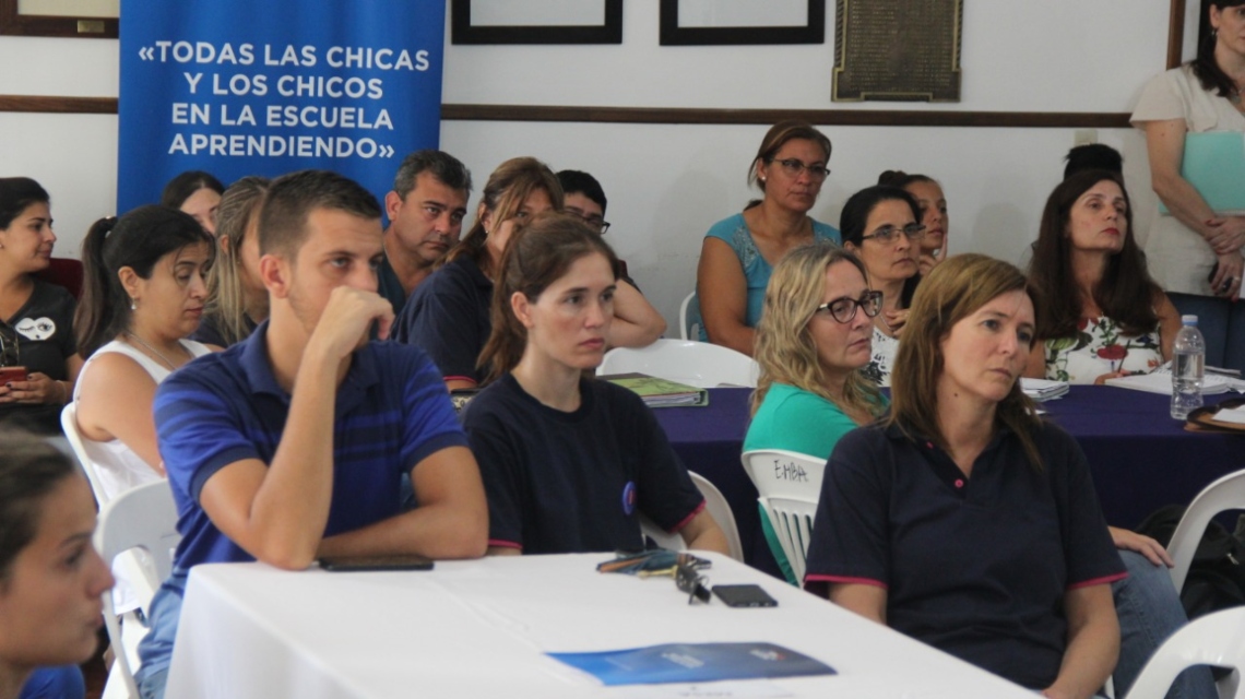 chicos en la escuela