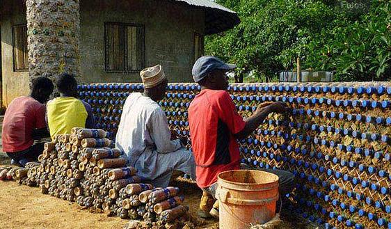 Ecoladrillos: Construyen casas con botellas llenas de arena