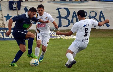 PRESIÓN. Ibáñez y Saavedra intentan recuperar la pelota en campo propio. (Foto: olafutbol.com.ar).