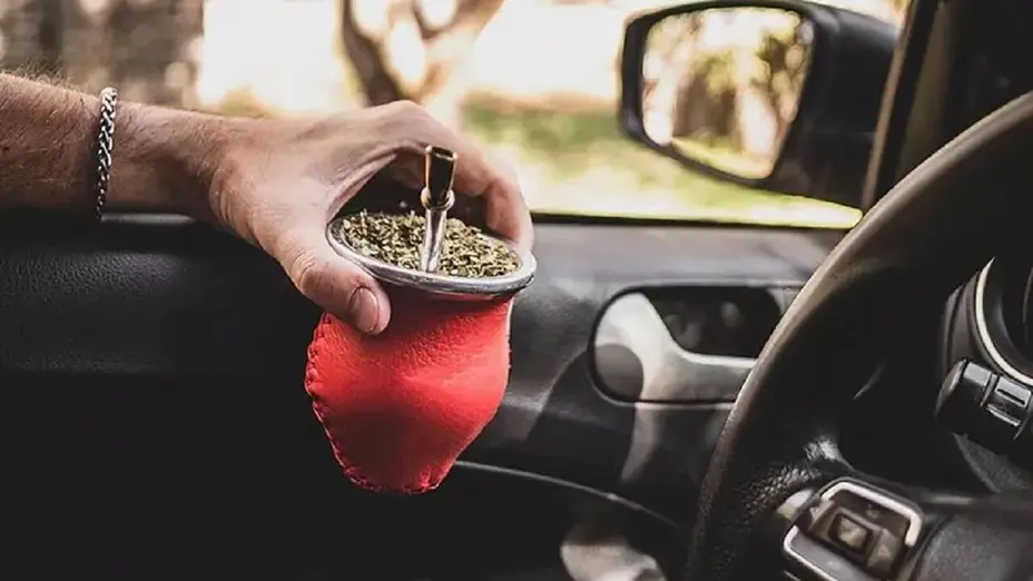 Tomar mate en el auto