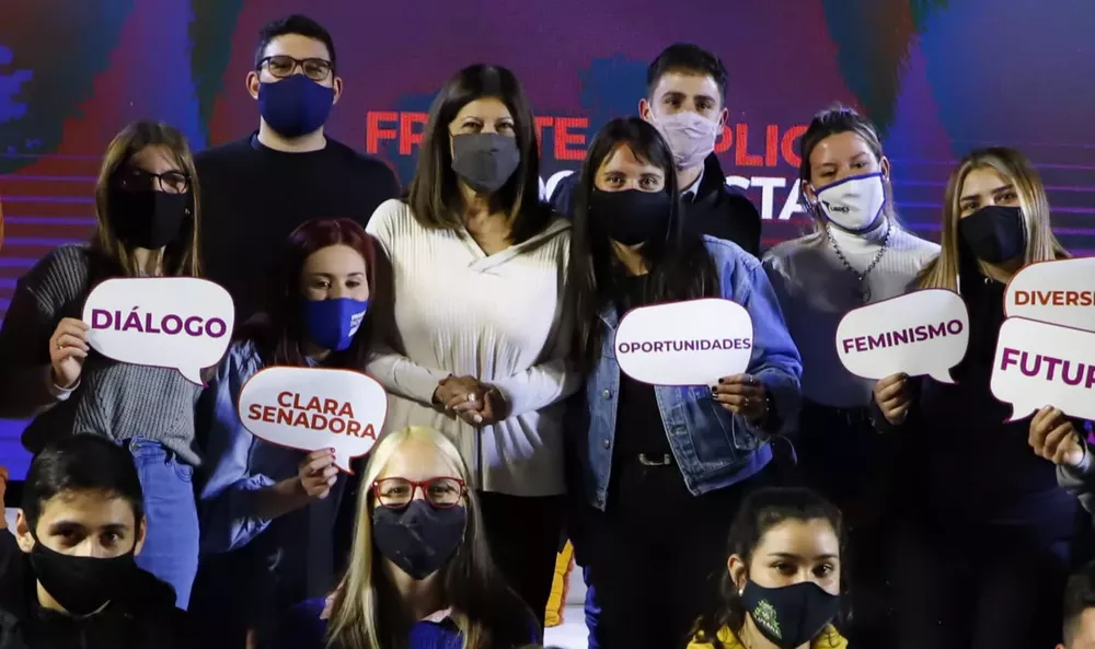 Clara con jóvenes