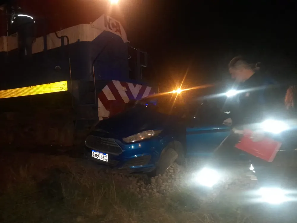 Auto embestido por tren 2 10-8-26