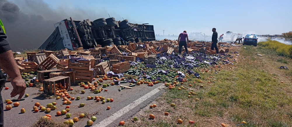 Camion volcado con tomates 2 tri