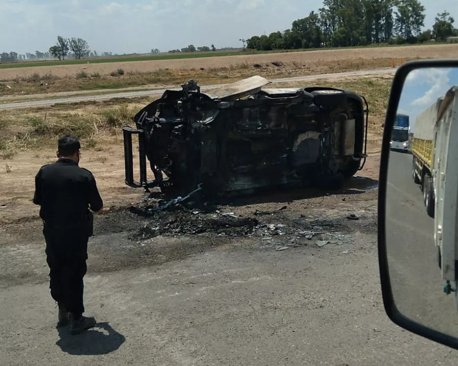movil policial incendiado