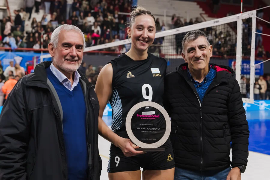 Entrega del reconocimiento Prevención Salud a la Mejor Jugadora del partido.
