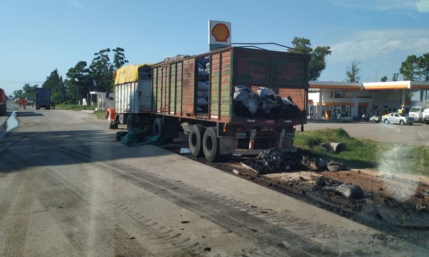 camion con carbon incendiado