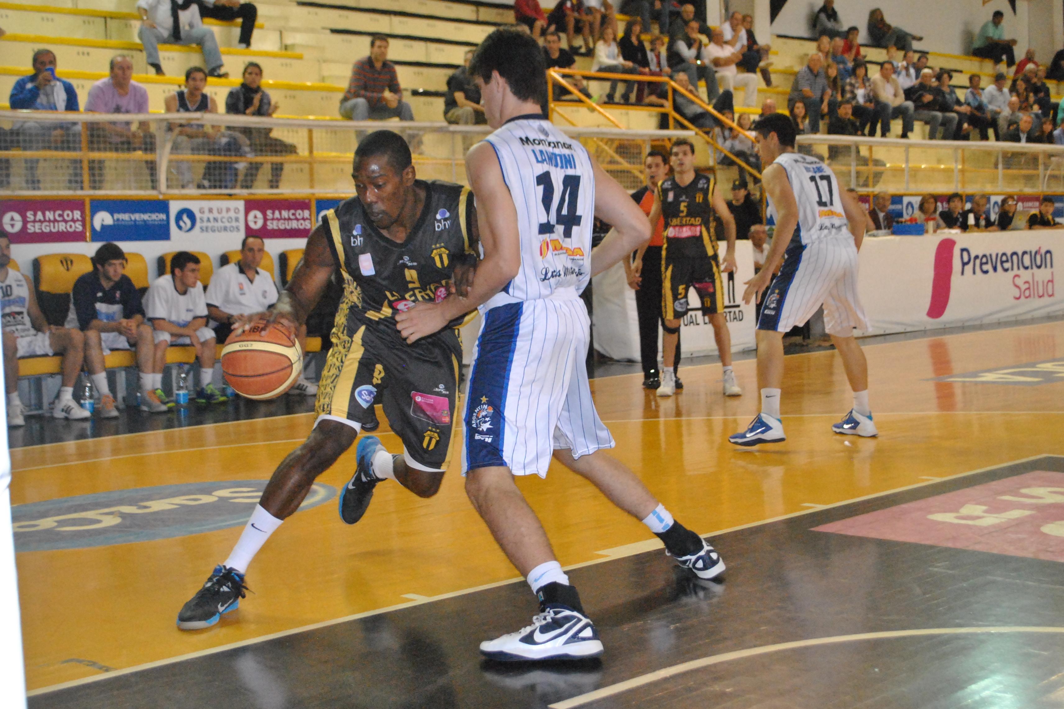 CALVE. Rollins encestó 11 de sus 19 puntos en el cuarto parcial. (Foto: Daniel Ponce).