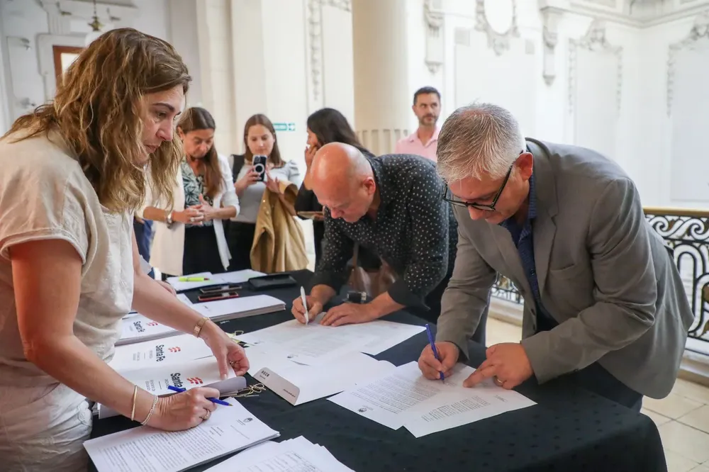 Firma convenio programa 1000 aulas 1