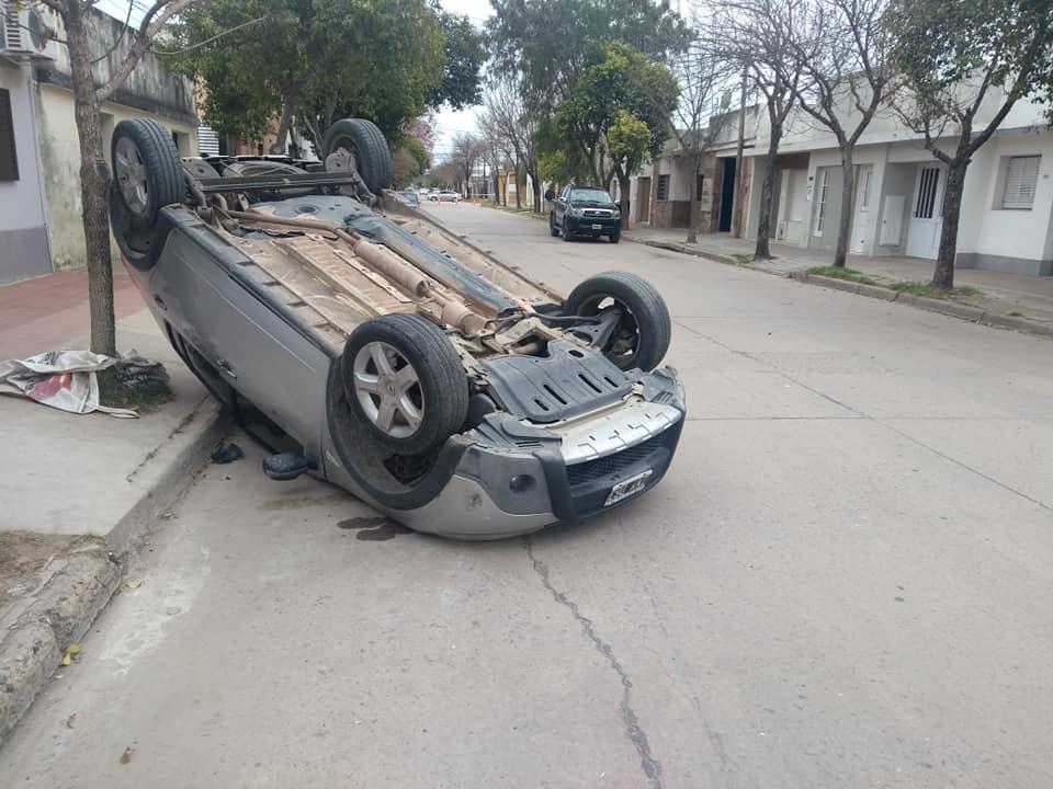 vuelco-auto-sunchales-3