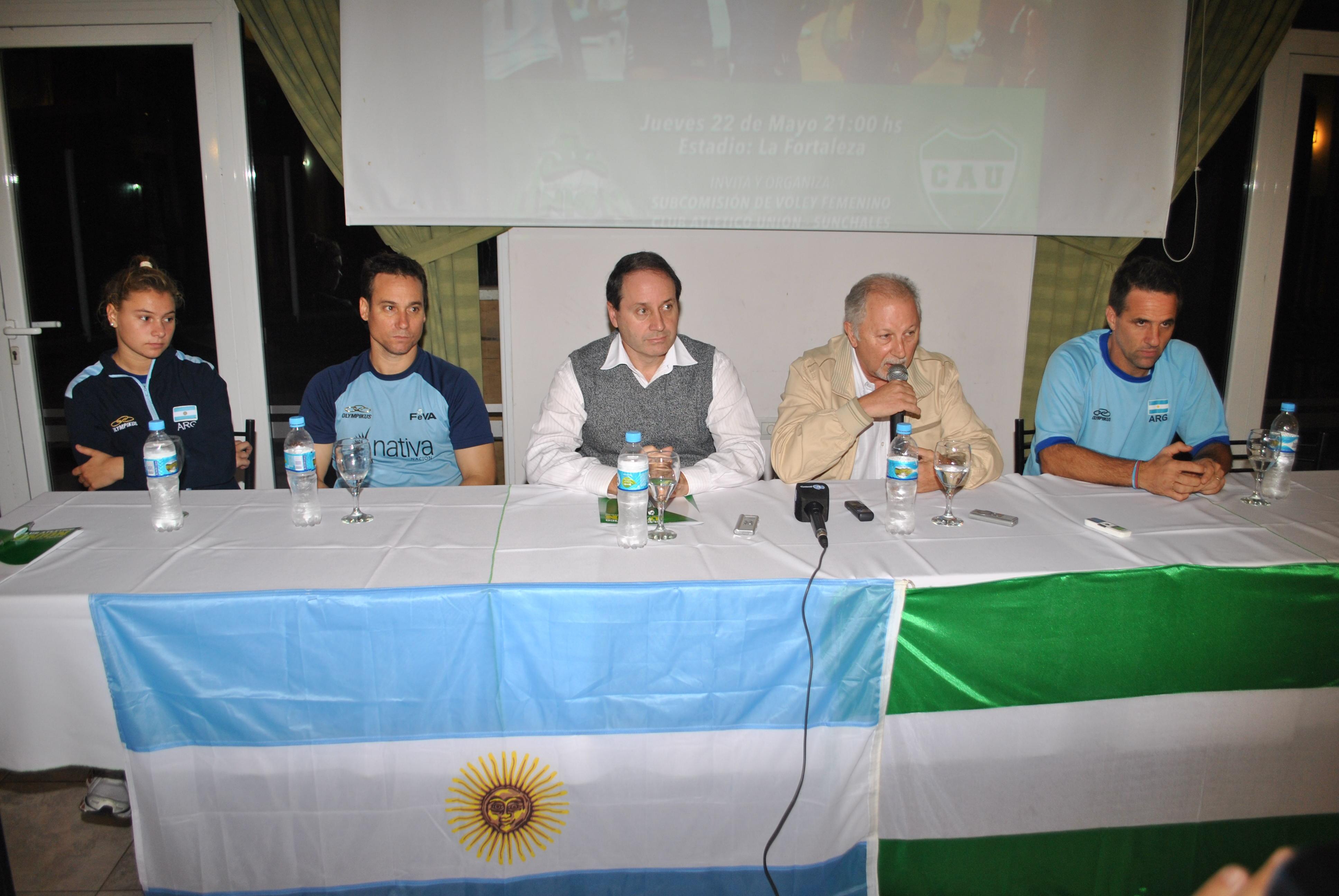 CONFERENCIA DE PRENSA. En la noche del martes se produjo el lanzamiento del amistoso internacional. (Foto: Daniel Ponce).