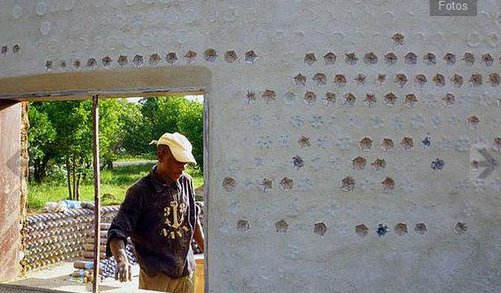 Ecoladrillos: Construyen casas con botellas llenas de arena