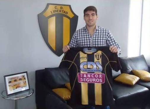 DELANTERO. Mateo Acosta posando para la foto en la "Posada de los Tigres". (Foto: Prensa Libertad).