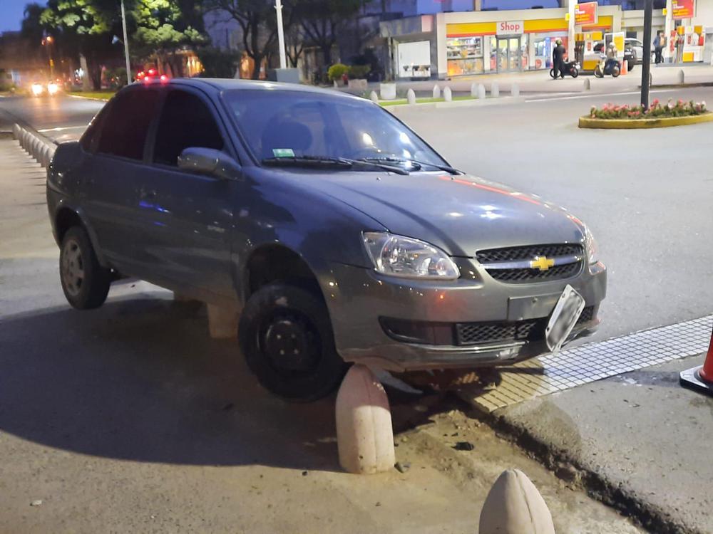 Auto incrustado en bolardos 1