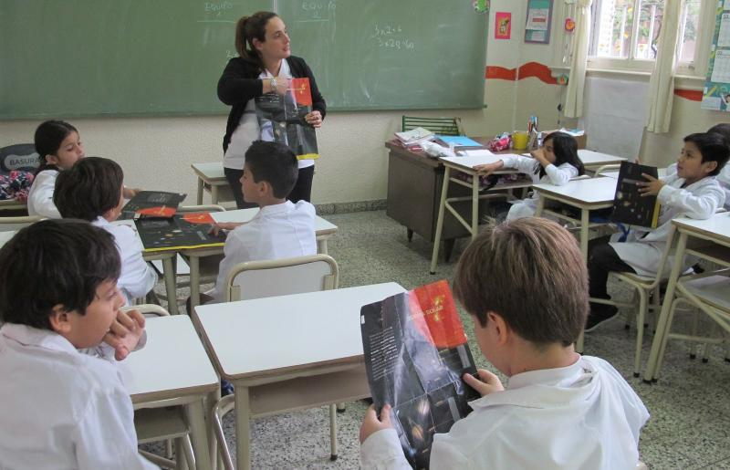 docente-clase-alumnos-educacion