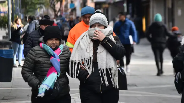 Frio personas abrigadas