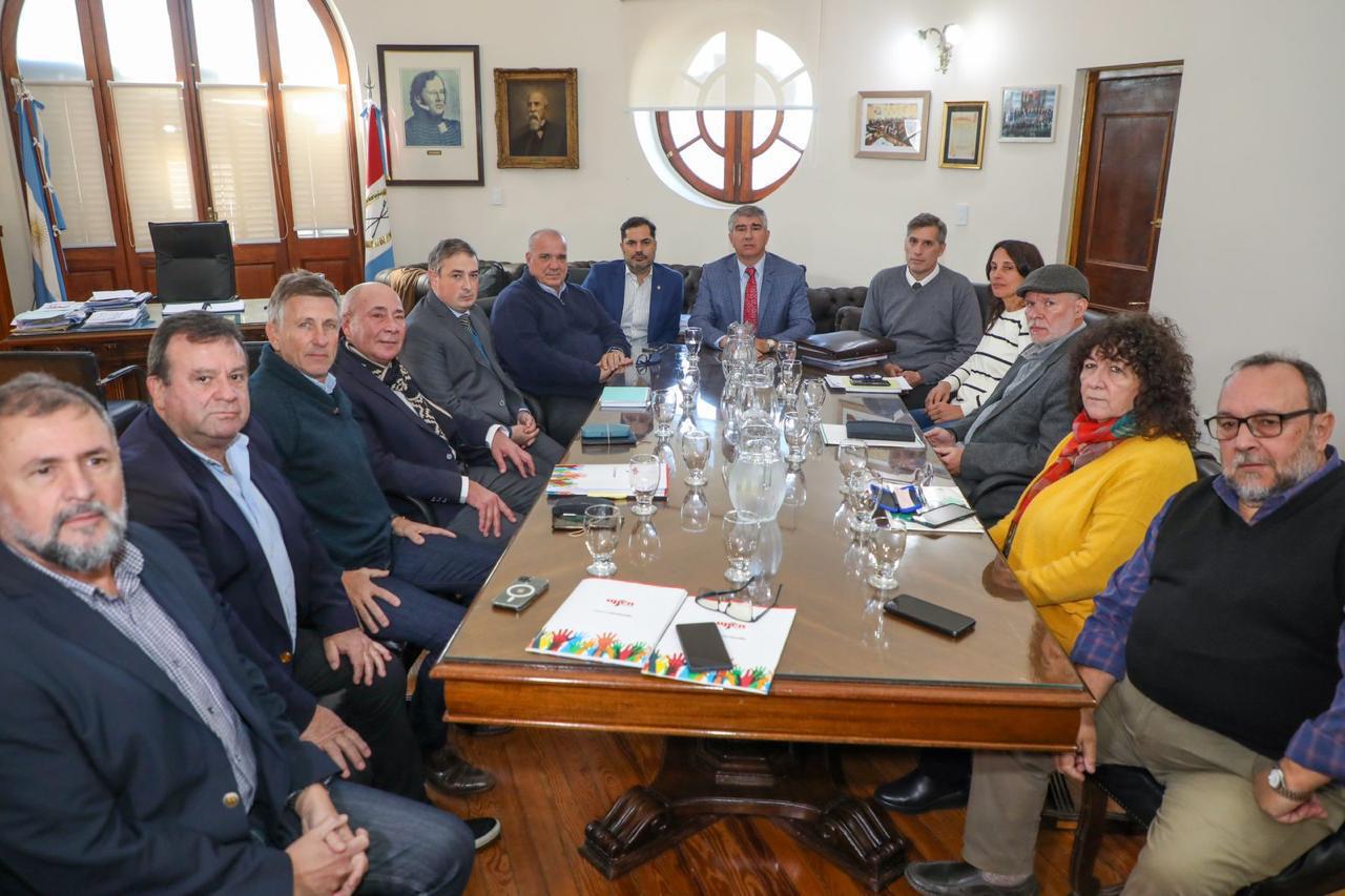 Provincia ofreció a gremios estatales y docentes un incremento del 18% ...