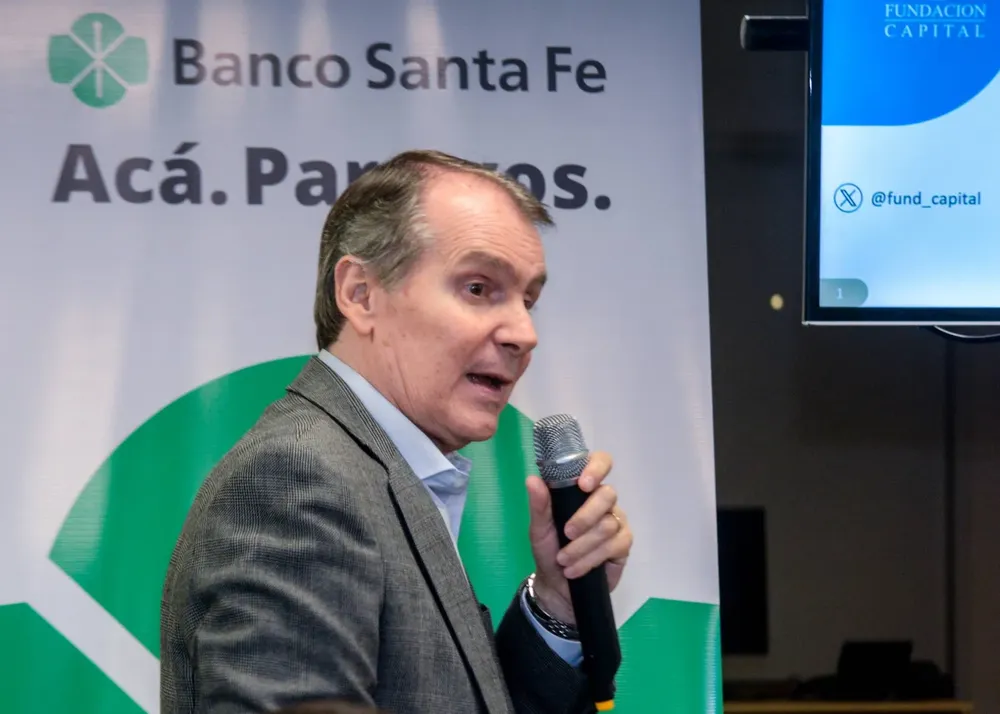 Charla economista Carlos Pérez 2