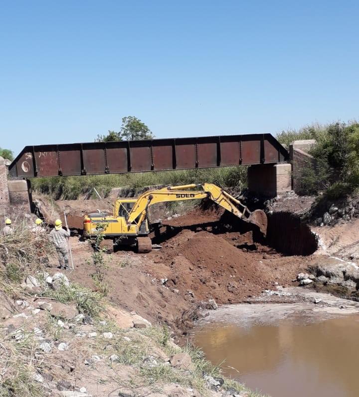 Trabajo de remoción puente NCA obra readecuación Canal Vila Cululu - Cañada Sunchales