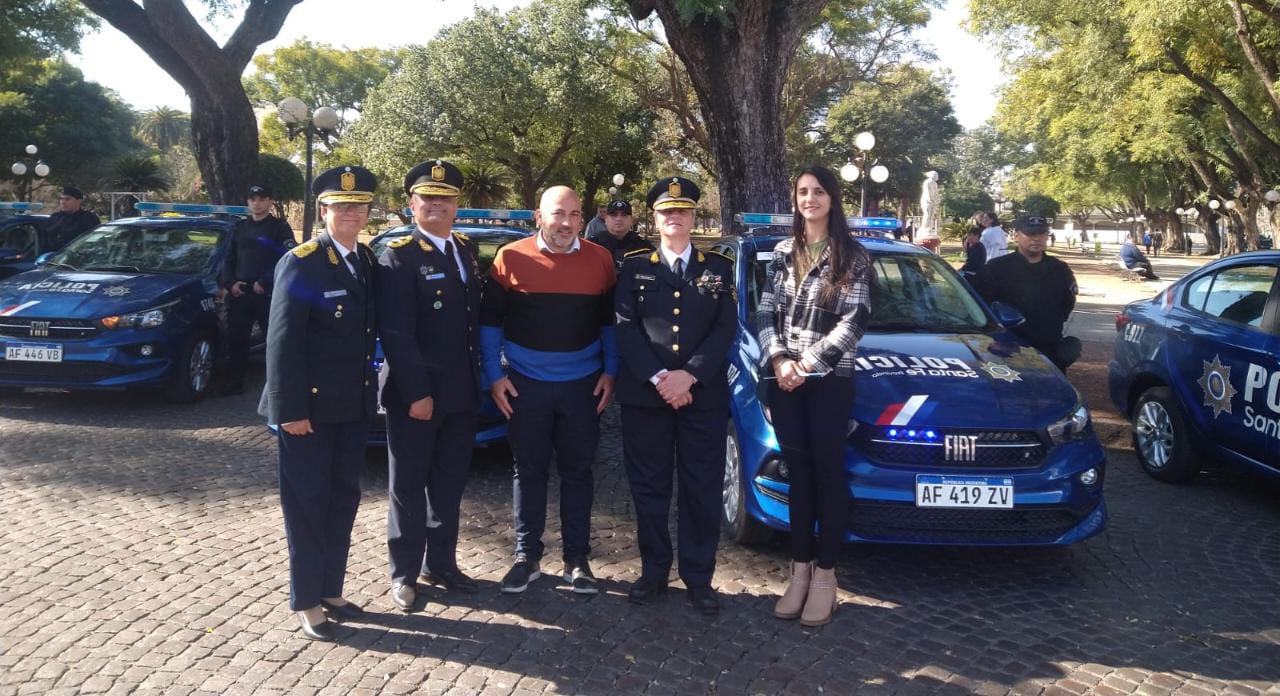 Entrega moviles policiales