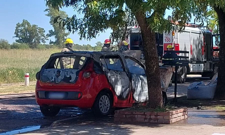 auto incendiado 2 7-2-26