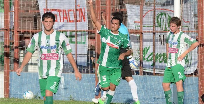 2-0. Claudio Santa Cruz marca el segundo tanto del elenco correntino. (Foto: Diario El Litoral de Corrientes).