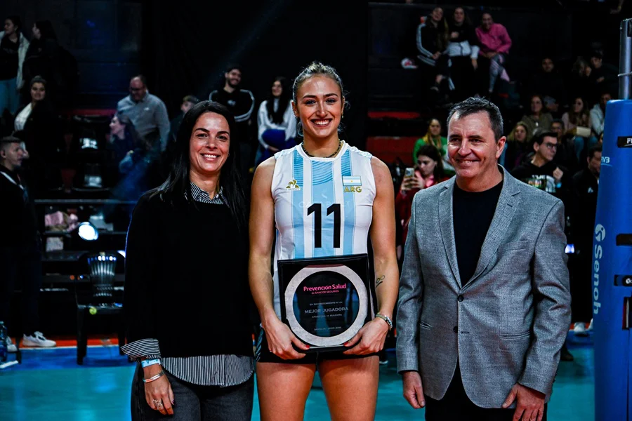Autoridades de Prevención Salud, la prepaga de Sancor Seguros entregan el premio a la Mejor Jugadora del partido.