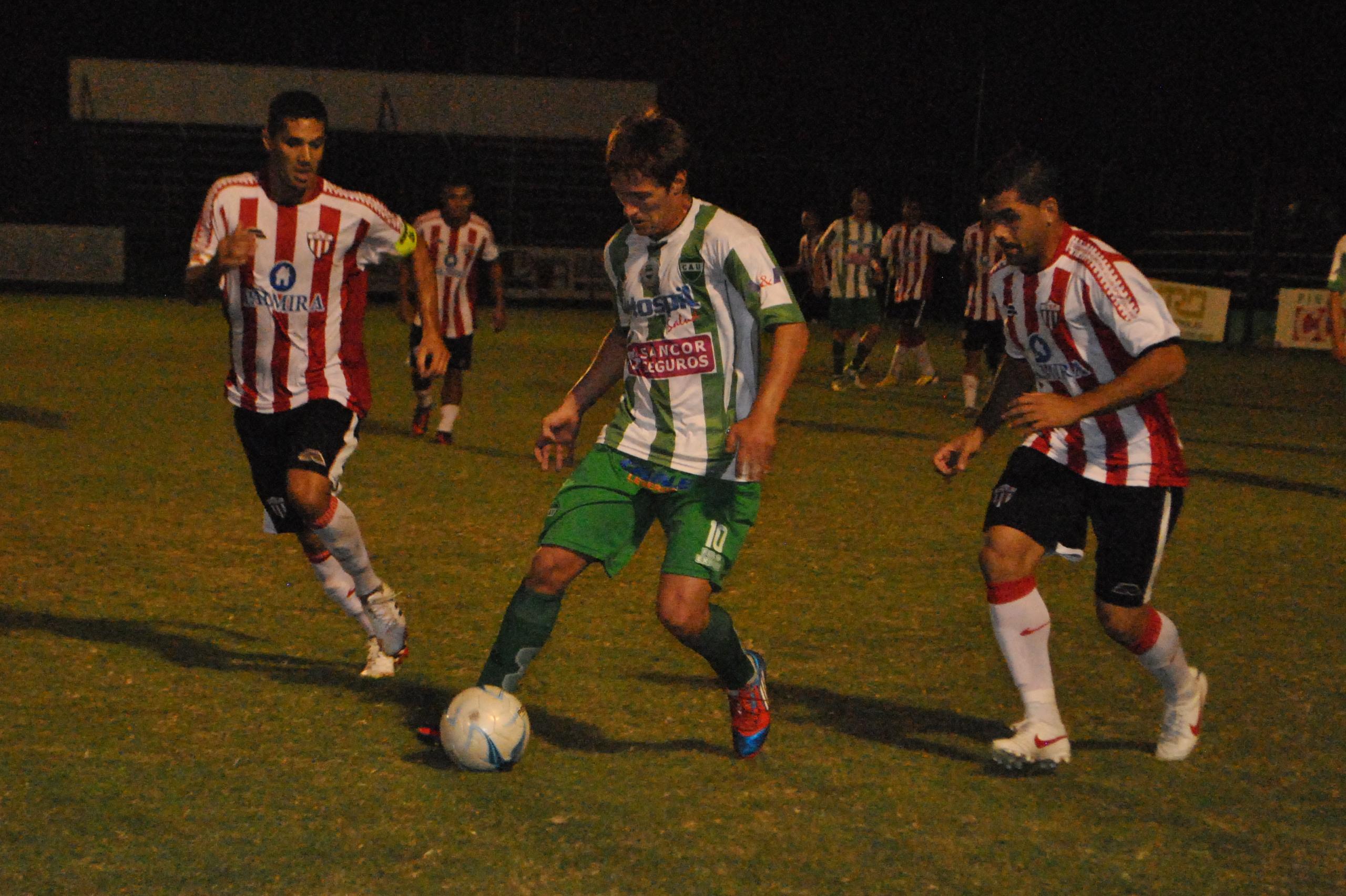 RODEADO. Saucedo intenta escapar ante la presión de dos rivales. (Foto: Archivo Daniel Ponce).