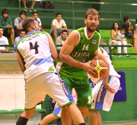PIVOTE. Sebastián Porta aportó 15 puntos. (Foto: Germán Cravero).