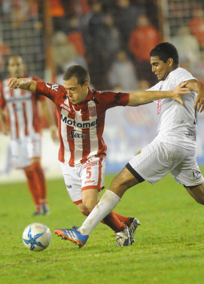 DUELO CENTRAL. Augusto Max es presionado por Marcos Quiroga. (Foto: La Gaceta de Tucumán).