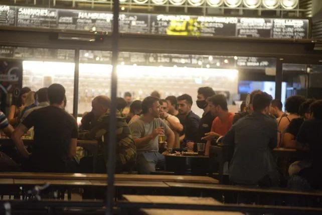 los-especialistas-quieren-bajar-el-horario-cierre-bares-y-restaurantes-el-limite-las-19-y-las-22