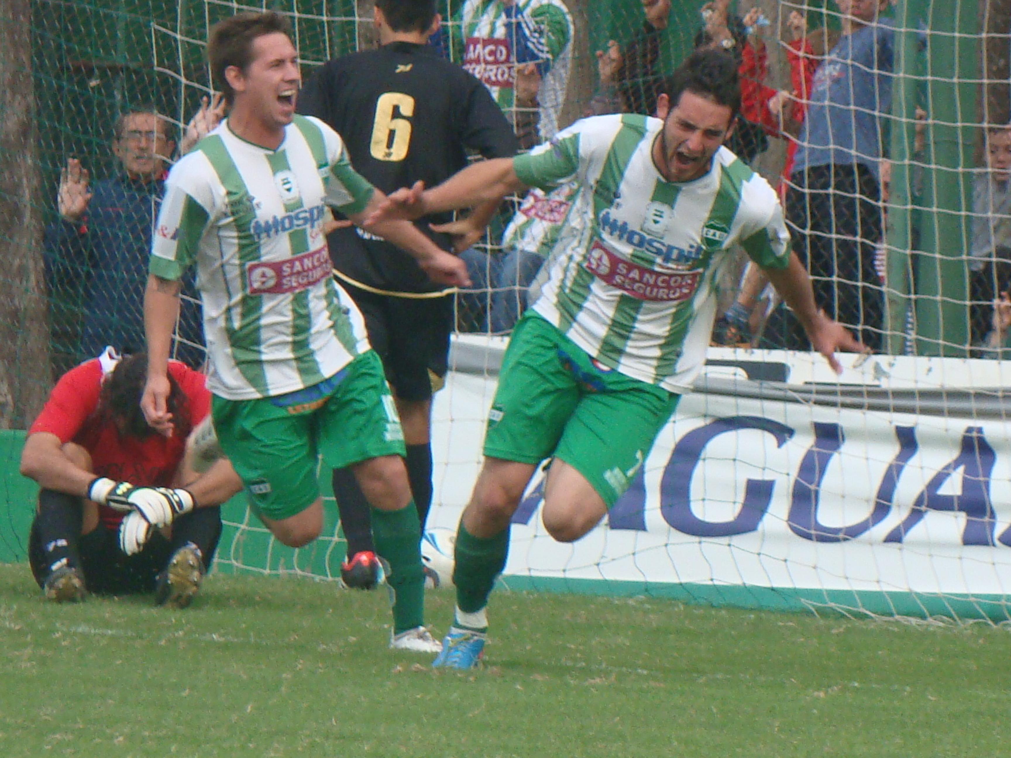 CRACK. Joaquín Molina marca el 1-0 parcial que destraba el juego. (Foto: Daniel Ponce).
