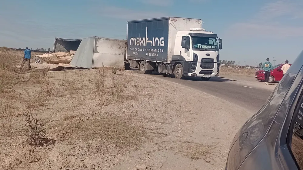 Camion con acoplado volcado - 27-6-26