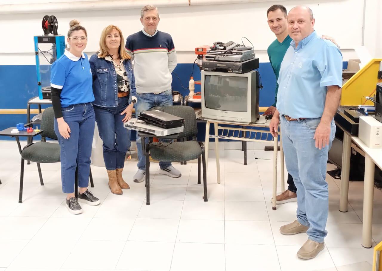 Entrega elementos usados Escuela Tecnica