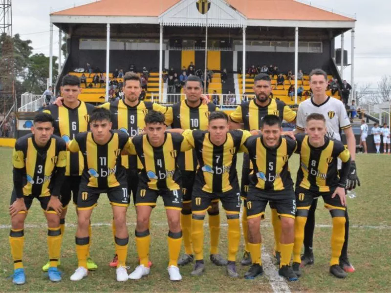 Equipo-con-tribuna-800x600