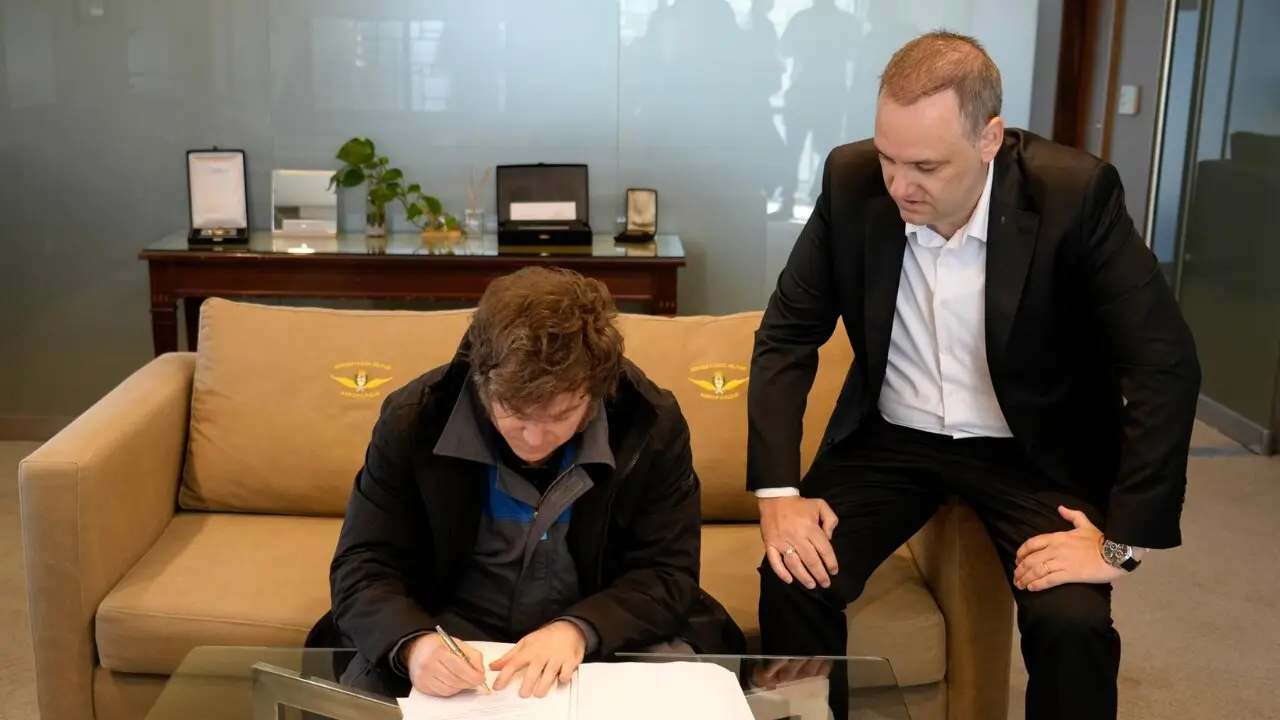 Milei-firma-reforma-laboral-1