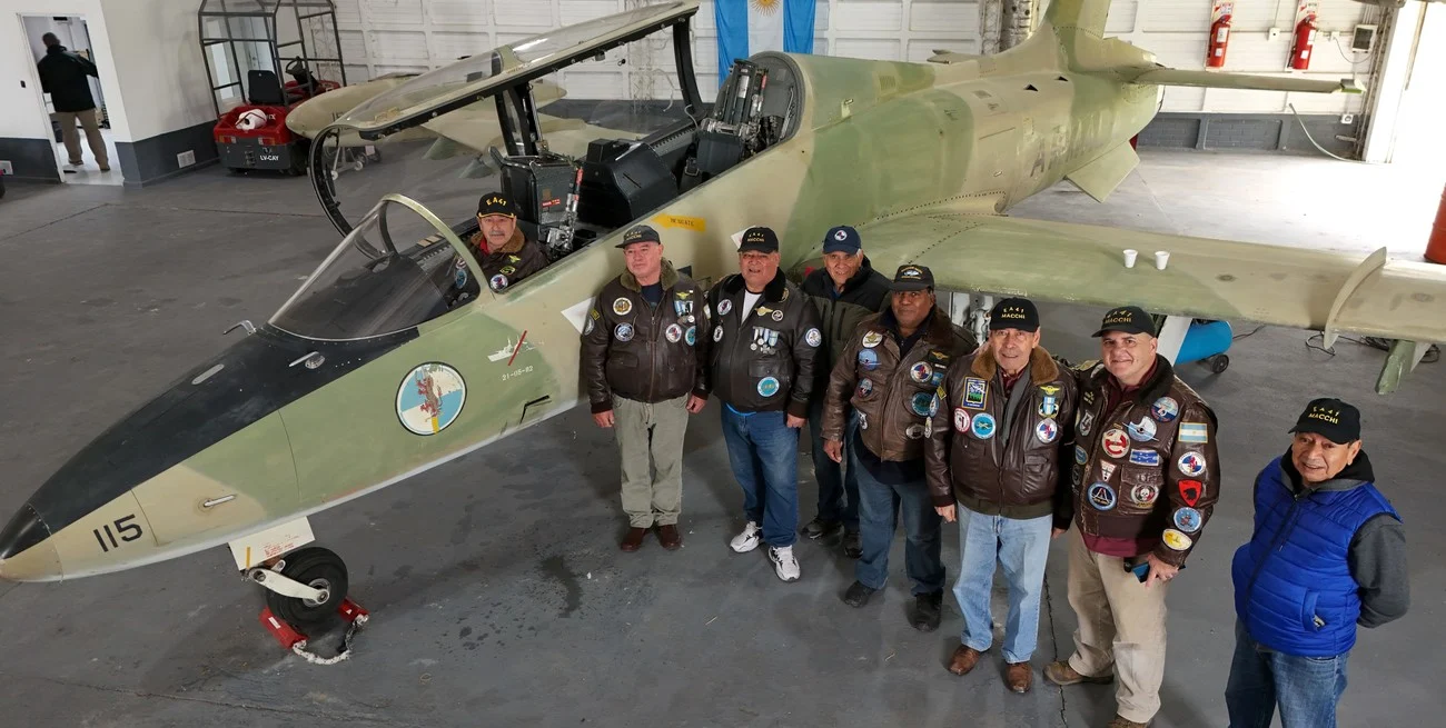 Aermacchi con Crippa y mecanicos