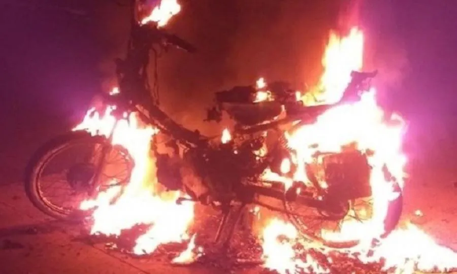 moto incendiada