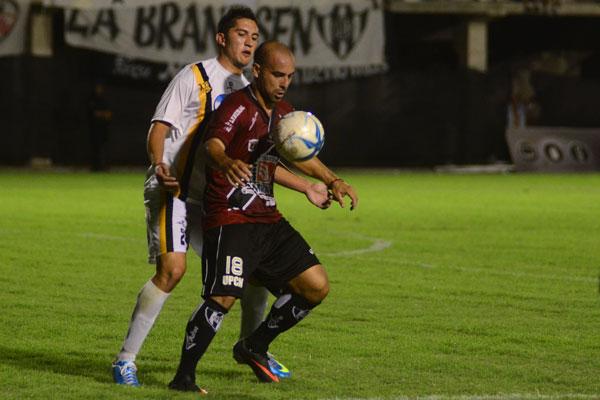 DUELO. Luis Ibáñez presiona a Diego Velázquez. El defensor aurinegro fue figura. (Foto: Diario Panorama).