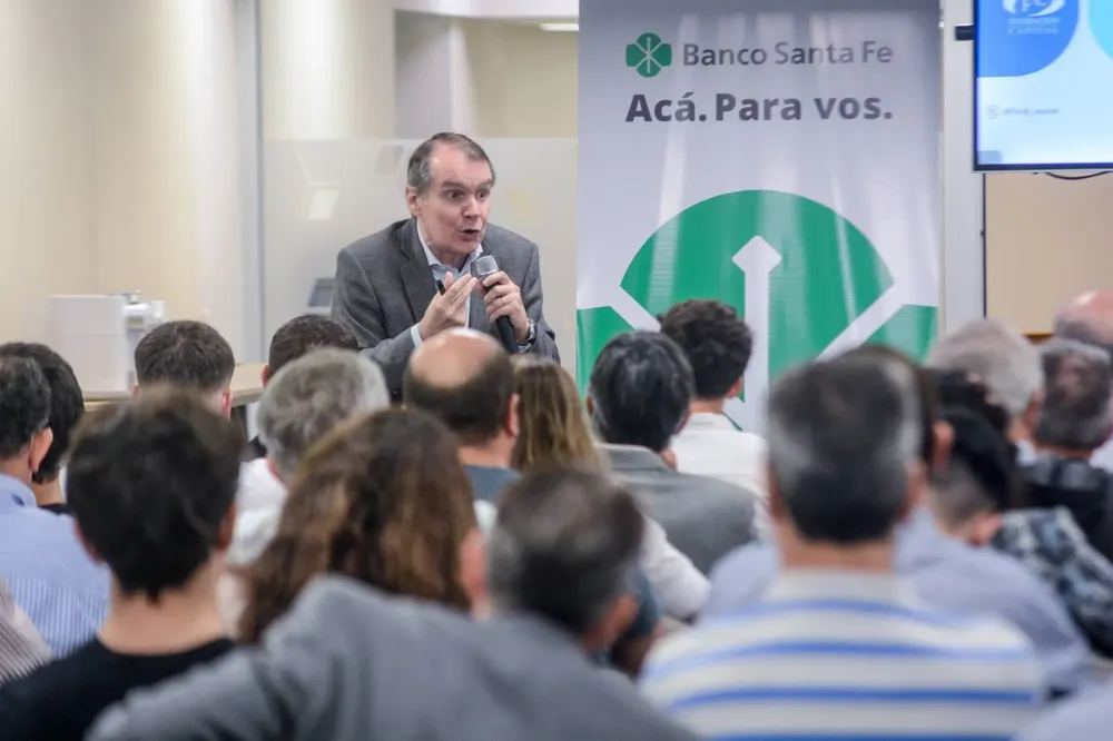 Charla economista Carlos Pérez 1